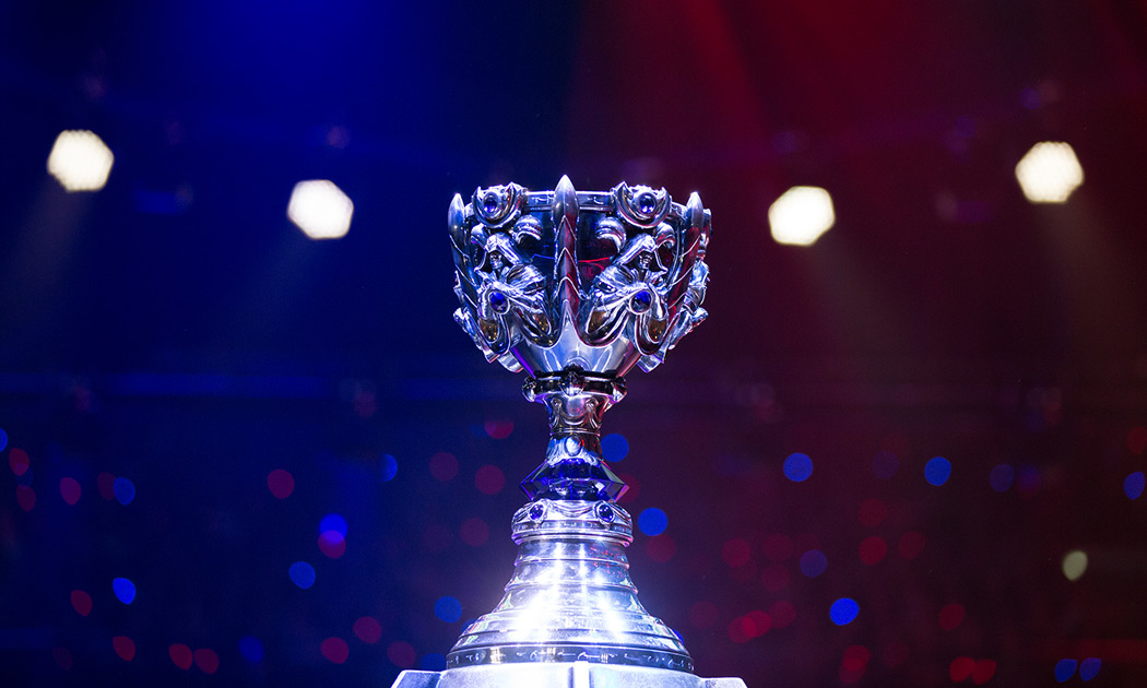 英雄联盟S15全球总决赛TES战队出征花絮：揭秘JackeyLove的世界赛行李箱